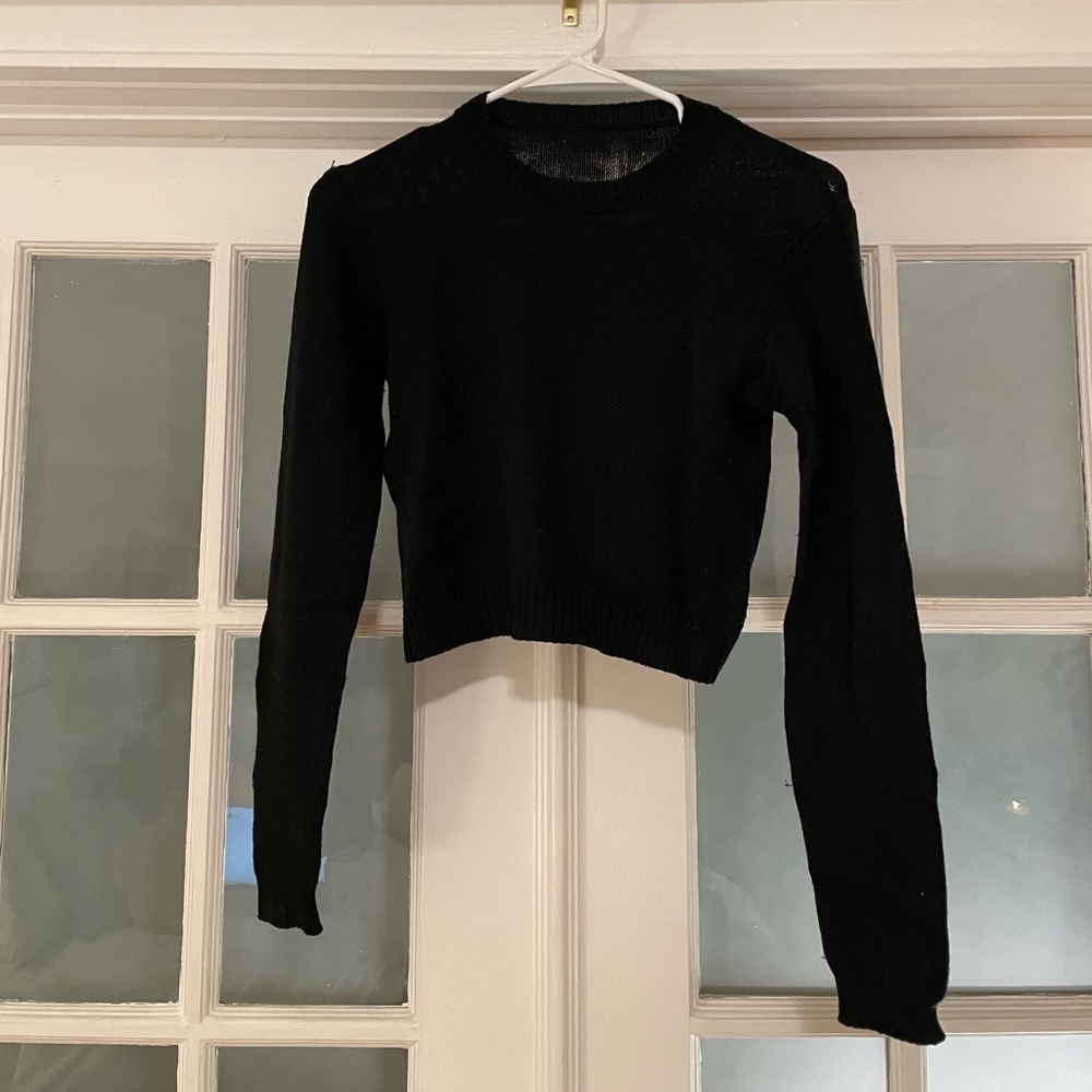 Cropped black knit sweater, form fitting